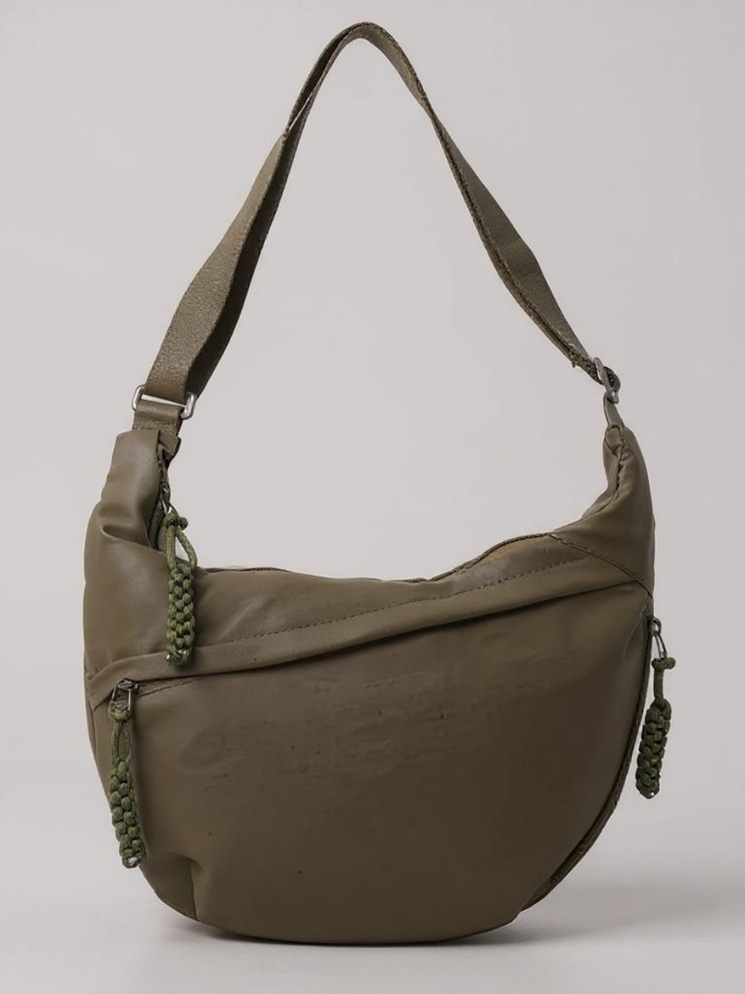 Bolso bandolera de tela verde oliva con correa ajustable y cierre con cremallera