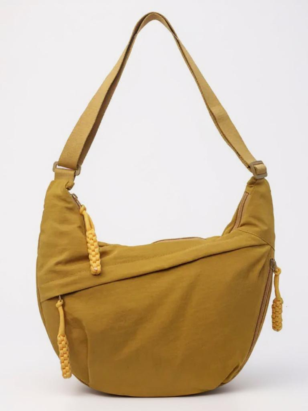 Bolso hombro de tela mostaza, con asa ajustable y cierre con cordón