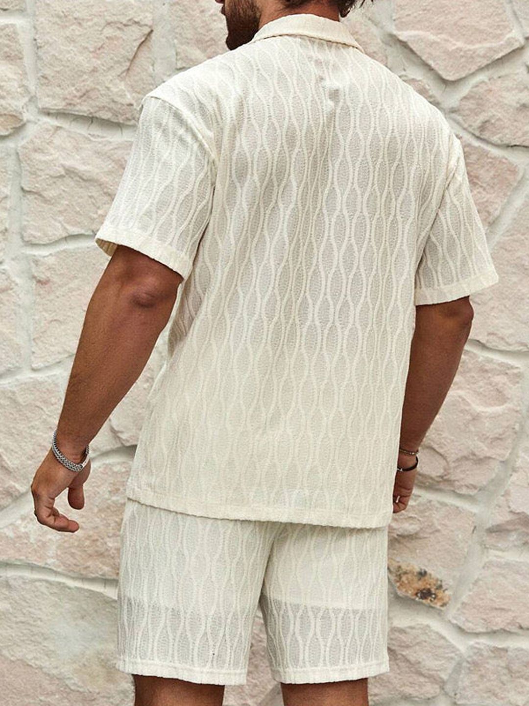 Conjunto de verano crema con camisa estampada y pantalón corto a juego.