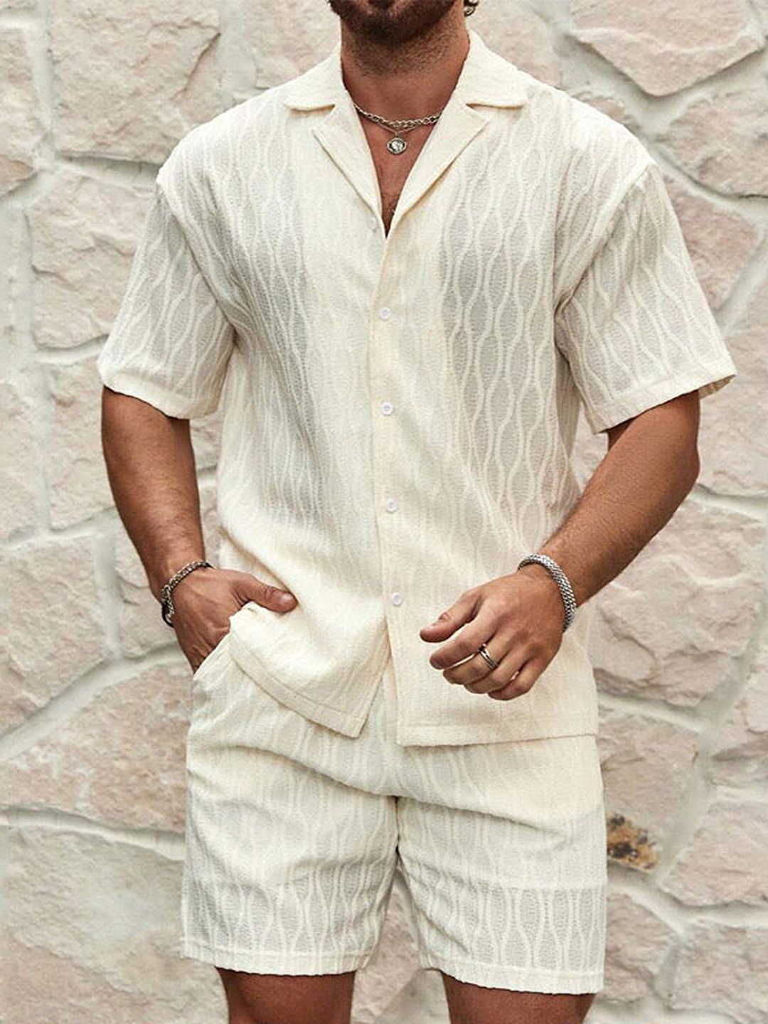 Conjunto de verano crema con camisa abotonada de manga corta y short a juego.