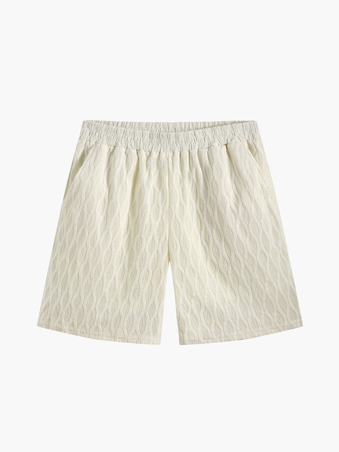 Pantalón corto de tela crema con estampado texturizado y pretina elástica.