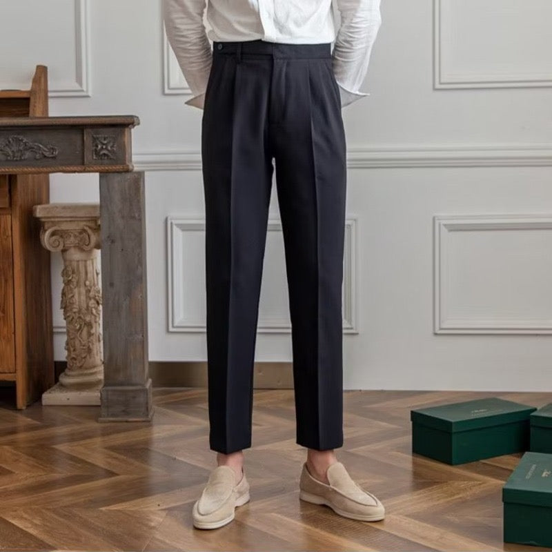 Pantalón Old Money negro de pierna recta con pinzas y trabillas en la cintura