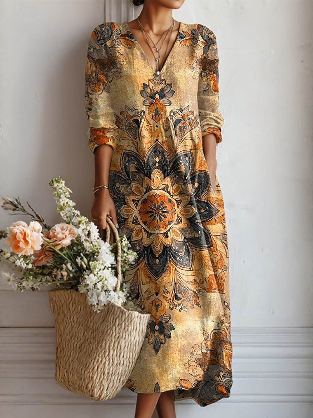 Vestido midi floral con cuello en V, mangas tres cuartos y caída amplia