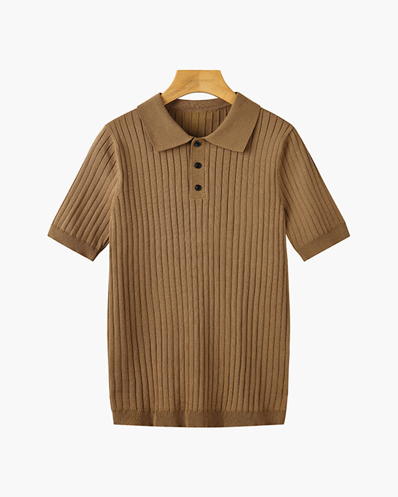Polo de punto marrón claro con cuello y tapeta abotonada
