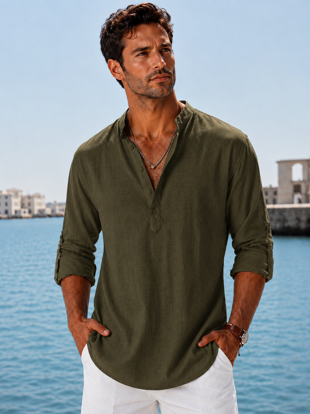 Camisa de lino verde oliva con cuello pico y botones, mangas 3/4
