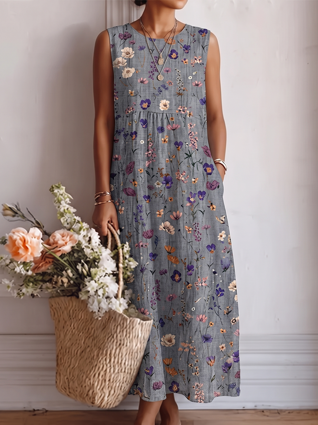 Vestido midi sin mangas azul gris con flores multicolor y vuelo en la falda