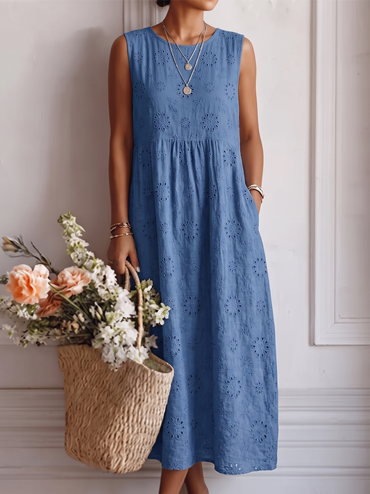 Vestido midi azul sin mangas con fruncido en la cintura y tejido calado