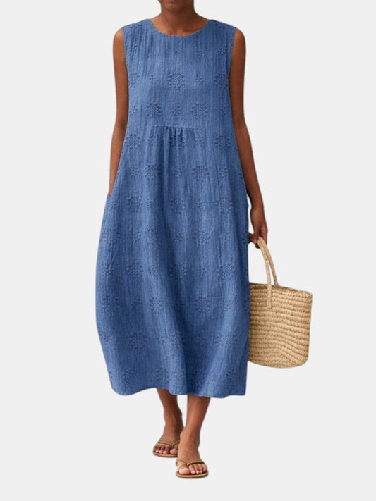 Vestido midi Noemí azul sin mangas con escote redondo y textura calada