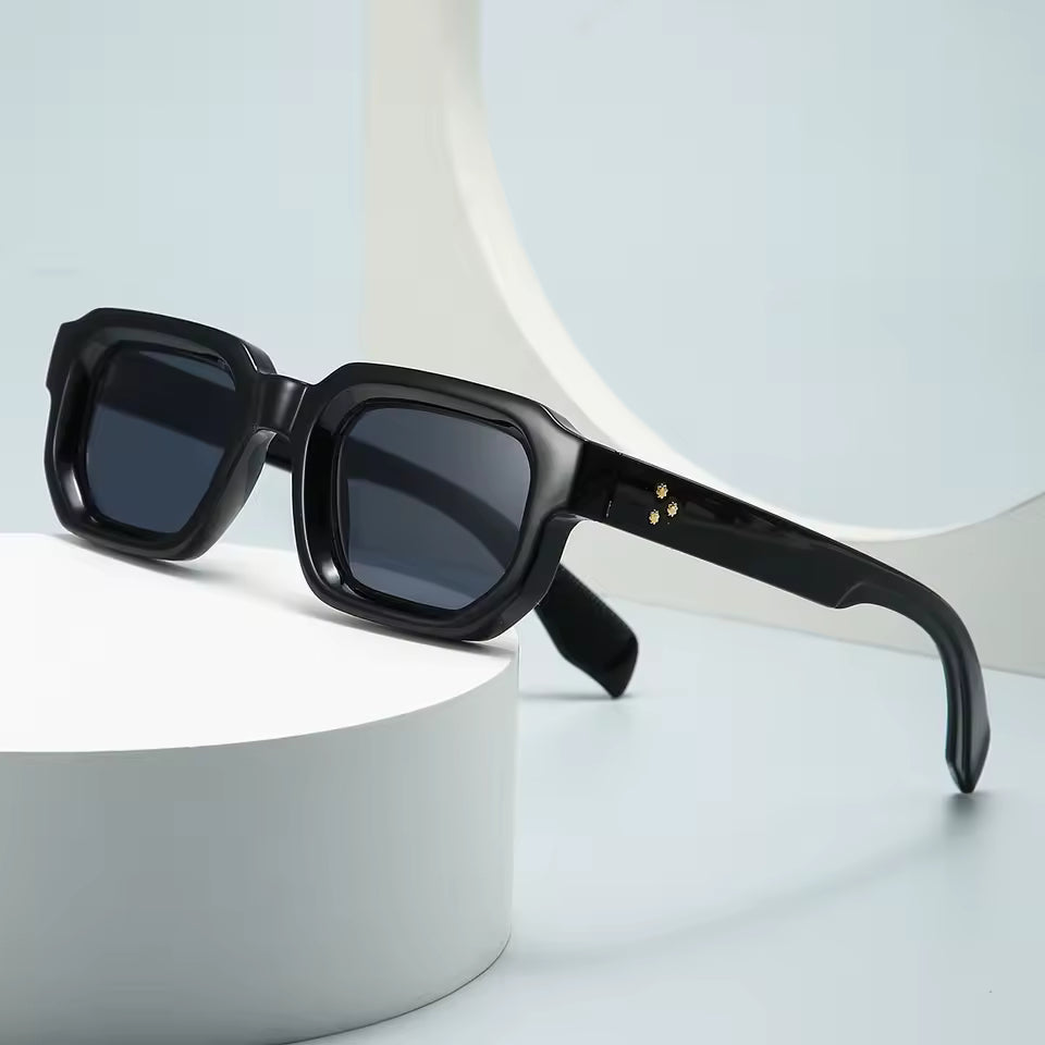 Gafas de sol cuadradas con montura negra y lentes ahumadas