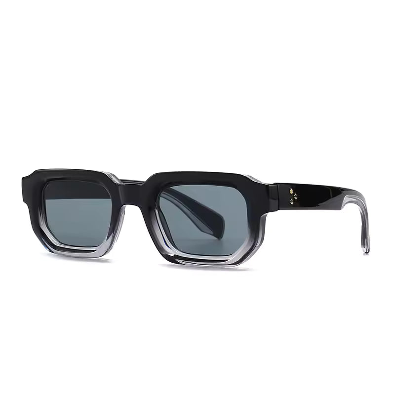 Gafas de sol cuadradas con montura negra y lentes azuladas, patillas plateadas