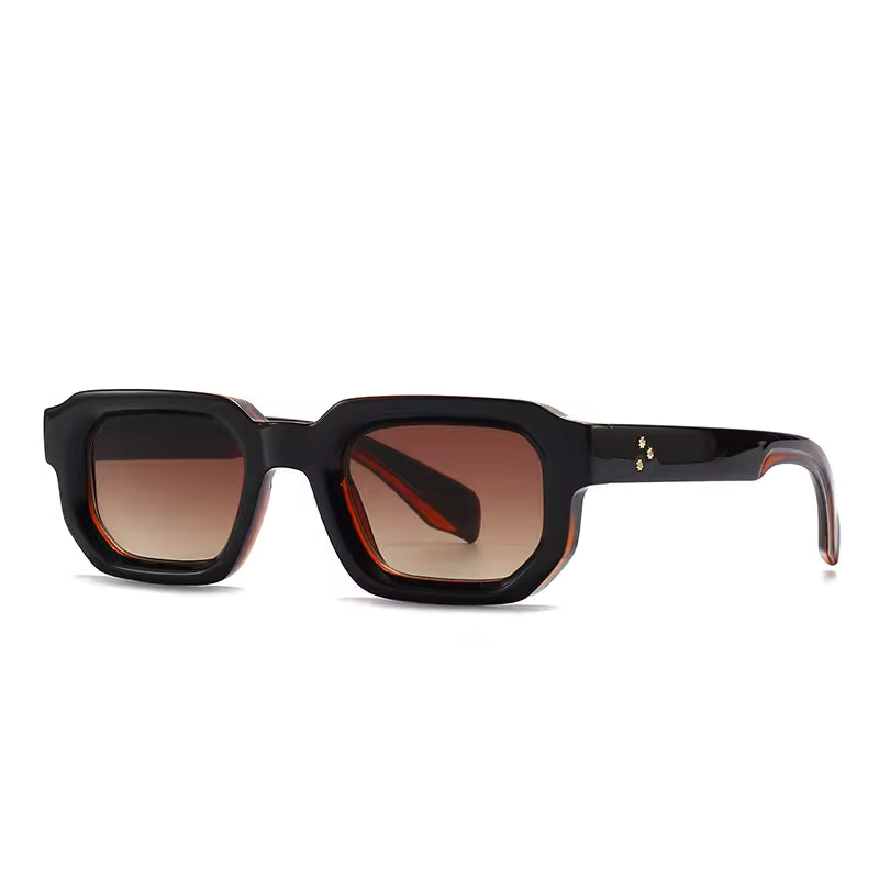 Gafas de sol cuadradas con montura negra y lentes degradado marrón
