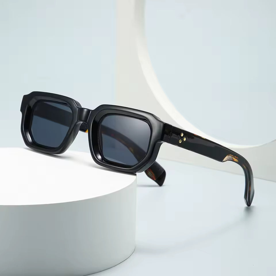 Gafas de sol cuadradas con montura negra y lentes oscuras tipo ahumadas