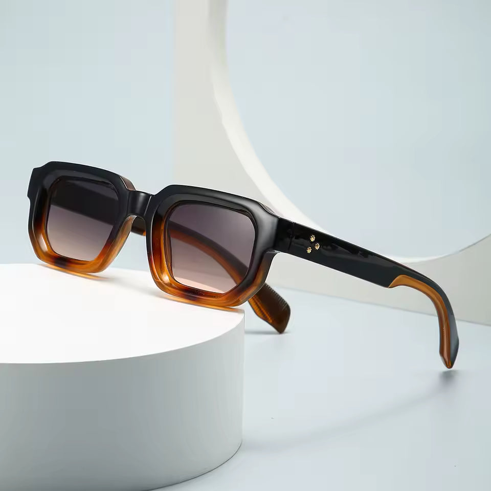 Gafas de sol cuadradas con montura negra y lentes degradado ámbar