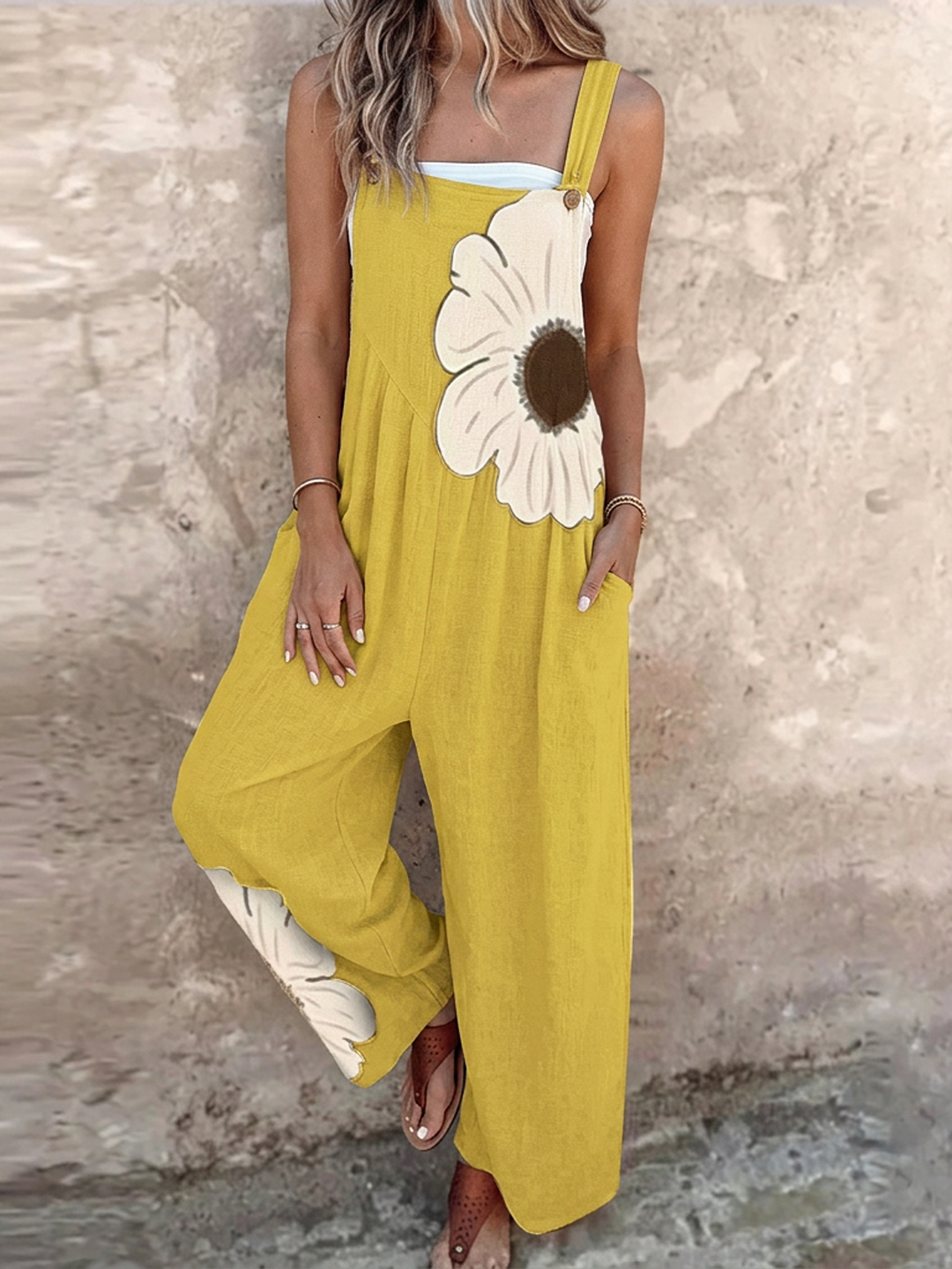 Peto amarillo de tirantes anchos con estampado de flor blanca y parche
