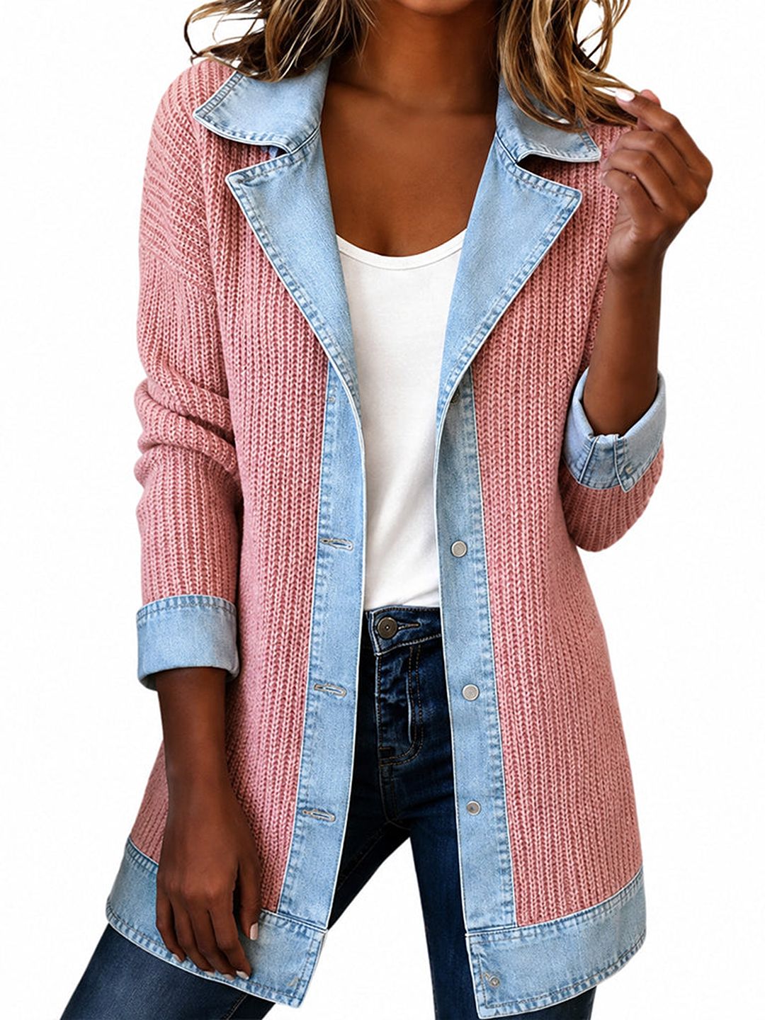 Chaqueta tipo denim color block rosa con paneles de mezclilla azul y dobladillo abotonado.