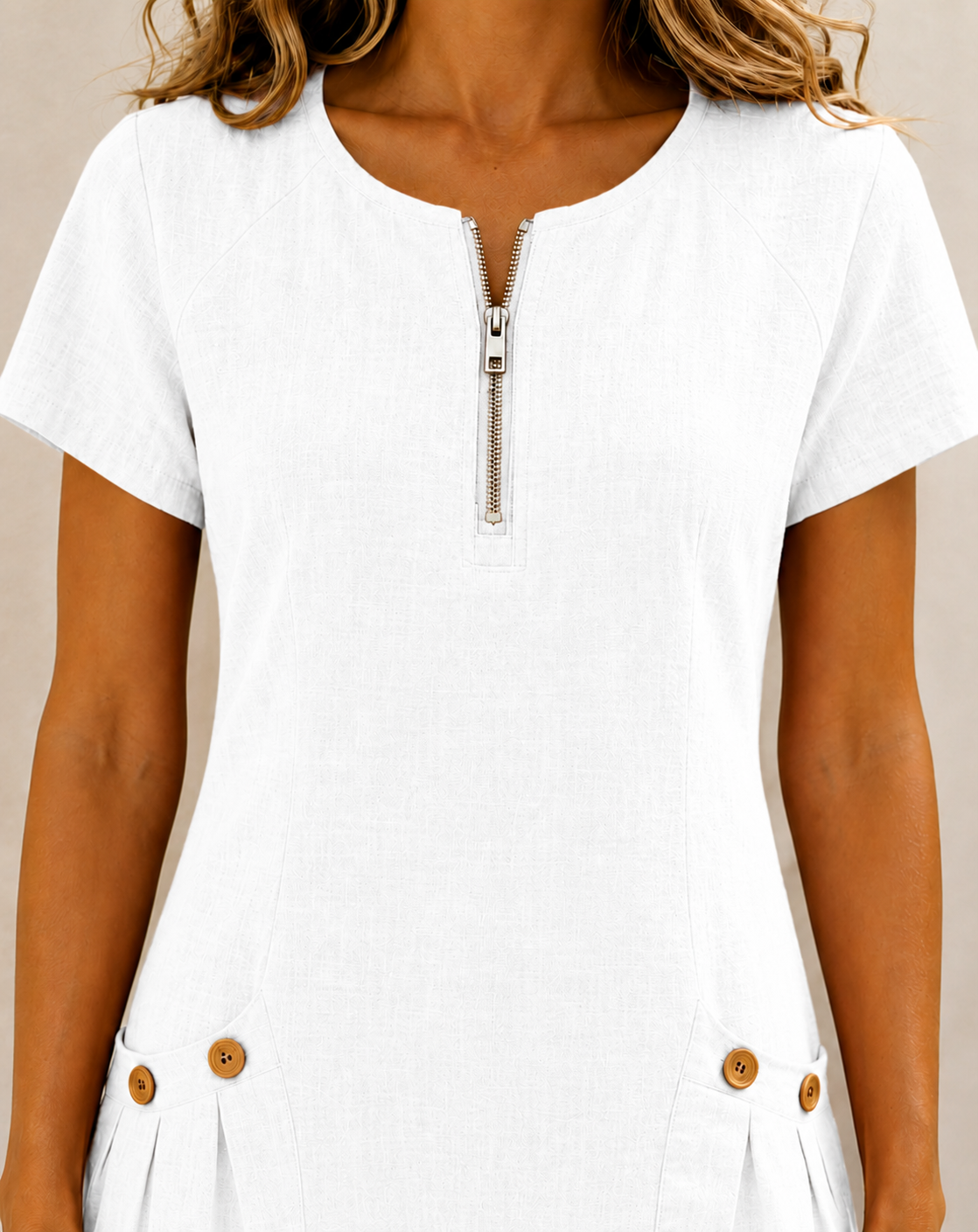 Vestido blanco de manga corta con cierre vertical y bolsillos laterales con botones